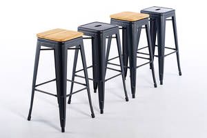 Die Bronx-Barhocker lassen sich schön in eine Reihe stellen